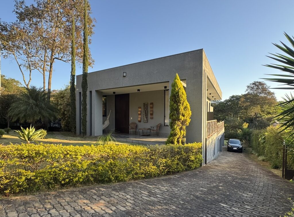 Casa com gourmet, aquecimento solar e fundos para área preservada