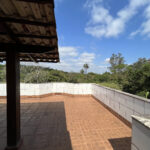 Casa com cinco quartos e vista para o lago no Condomínio Jardins