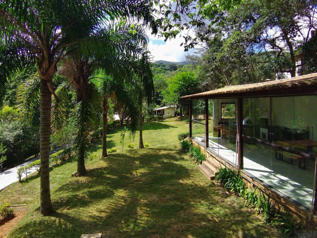 Casa com espaço gourmet, topografia plana e fundos para área preservada